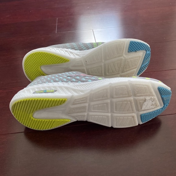 Skechers running sneaker size 9 - Picture 4 of 4